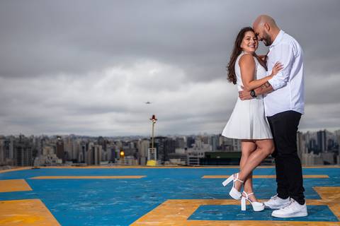 As melhores ideias e inspirações criativas de fotos para ensaio pré wedding Heliponto - São Paulo'
