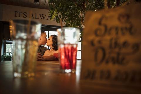 As melhores ideias e inspirações criativas de fotos para ensaio pré wedding no The New York Coffee - SP'