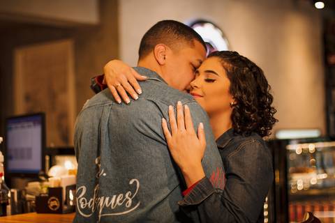 As melhores ideias e inspirações criativas de fotos para ensaio pré wedding no The New York Coffee - SP'