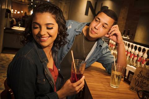 As melhores ideias e inspirações criativas de fotos para ensaio pré wedding no The New York Coffee - SP'