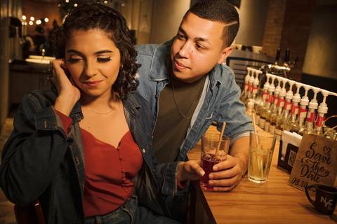 As melhores ideias e inspirações criativas de fotos para ensaio pré wedding no The New York Coffee - SP'