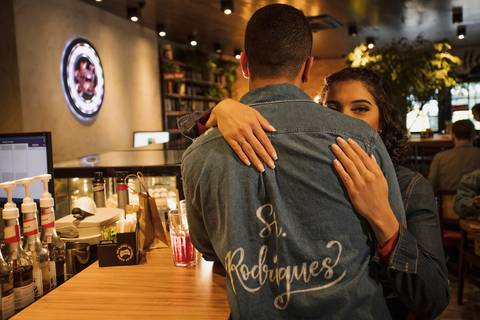 As melhores ideias e inspirações criativas de fotos para ensaio pré wedding no The New York Coffee - SP'