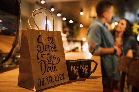 As melhores ideias e inspirações criativas de fotos para ensaio pré wedding no The New York Coffee - SP'