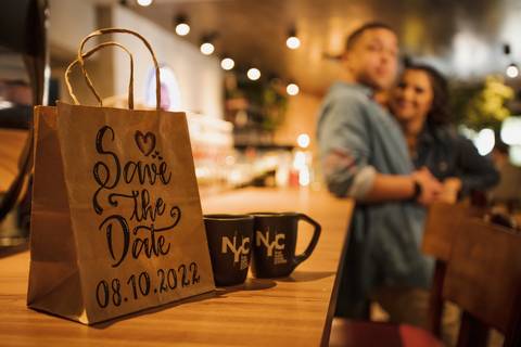 As melhores ideias e inspirações criativas de fotos para ensaio pré wedding no The New York Coffee - SP'