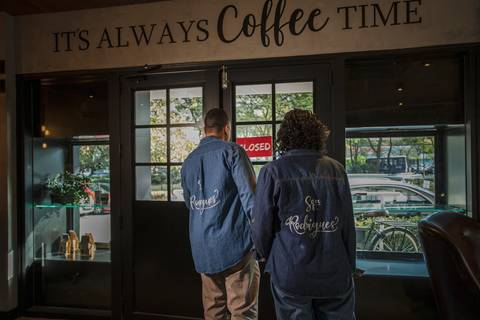 As melhores ideias e inspirações criativas de fotos para ensaio pré wedding no The New York Coffee - SP'