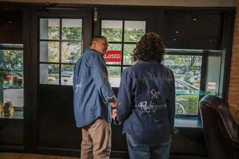 As melhores ideias e inspirações criativas de fotos para ensaio pré wedding no The New York Coffee - SP'