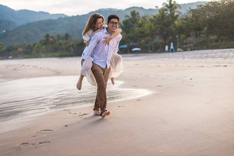As melhores ideias e inspirações criativas de fotos para ensaio pré wedding na Praia de São Pedro - Guarujá - Litoral SP'
