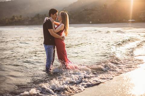 As melhores ideias e inspirações criativas de fotos para ensaio pré wedding na Praia de São Pedro - Guarujá - Litoral SP'