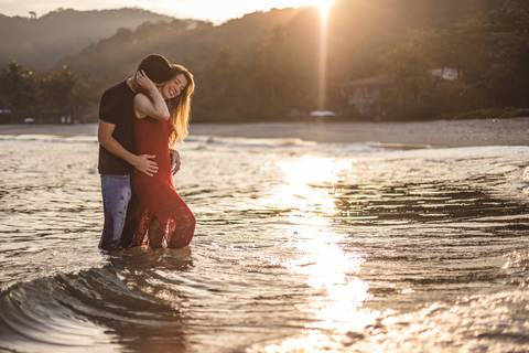 As melhores ideias e inspirações criativas de fotos para ensaio pré wedding na Praia de São Pedro - Guarujá - Litoral SP'