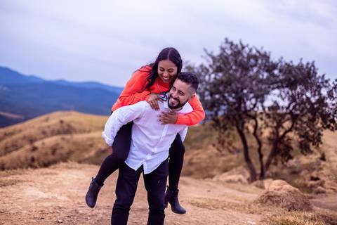 As melhores ideias e inspirações criativas de fotos para ensaio pré wedding no Morro do Capuava  - SP'