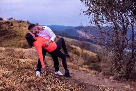 As melhores ideias e inspirações criativas de fotos para ensaio pré wedding no Morro do Capuava  - SP'