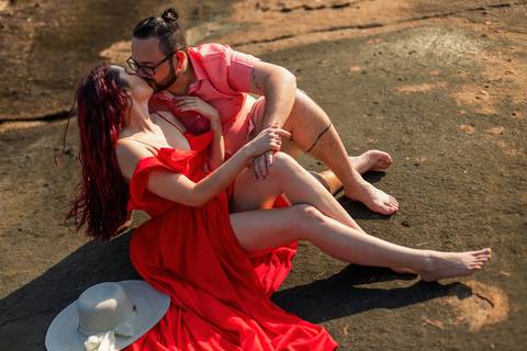 As melhores ideias e inspirações criativas de fotos para ensaio pré wedding na praia do Iporanga - SP'