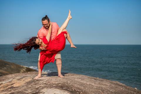 As melhores ideias e inspirações criativas de fotos para ensaio pré wedding na praia do Iporanga - SP'