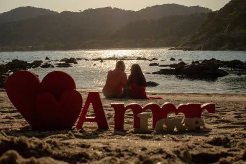 As melhores ideias e inspirações criativas de fotos para ensaio pré wedding na praia do Iporanga - SP'