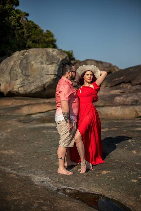 As melhores ideias e inspirações criativas de fotos para ensaio pré wedding na praia do Iporanga - SP'