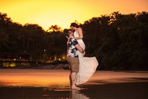 As melhores ideias e inspirações criativas de fotos para ensaio pré wedding na praia do Iporanga - SP'