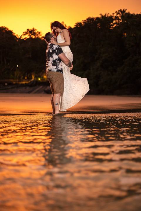 As melhores ideias e inspirações criativas de fotos para ensaio pré wedding na praia do Iporanga - SP'