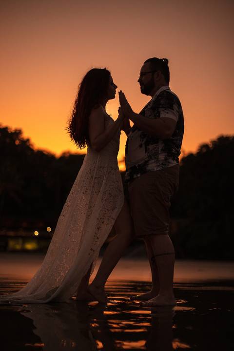 As melhores ideias e inspirações criativas de fotos para ensaio pré wedding na praia do Iporanga - SP'
