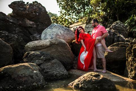 As melhores ideias e inspirações criativas de fotos para ensaio pré wedding na praia do Iporanga - SP'
