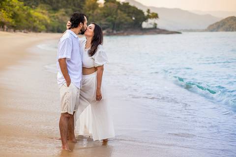 As melhores ideias e inspirações criativas de fotos para ensaio pré wedding na praia vermelha, Ubatuba - SP'