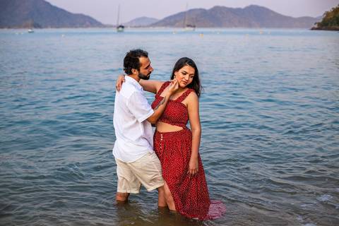 As melhores ideias e inspirações criativas de fotos para ensaio pré wedding na praia vermelha, Ubatuba - SP'