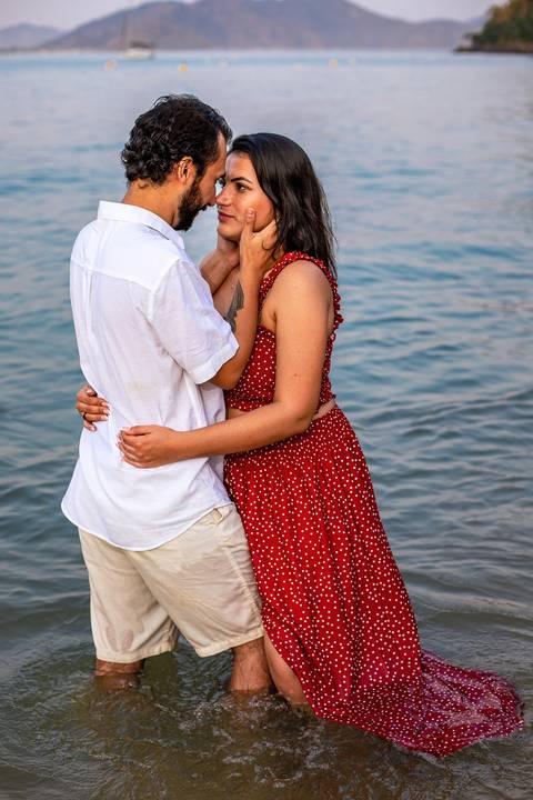 As melhores ideias e inspirações criativas de fotos para ensaio pré wedding na praia vermelha, Ubatuba - SP'