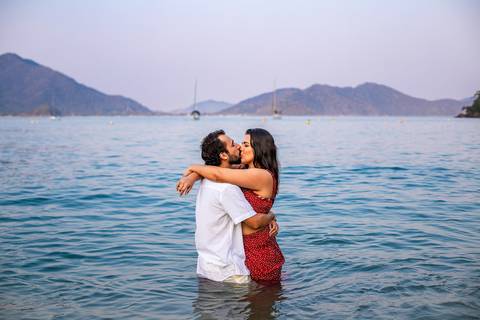 As melhores ideias e inspirações criativas de fotos para ensaio pré wedding na praia vermelha, Ubatuba - SP'