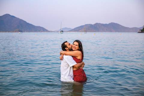 As melhores ideias e inspirações criativas de fotos para ensaio pré wedding na praia vermelha, Ubatuba - SP'