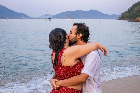 As melhores ideias e inspirações criativas de fotos para ensaio pré wedding na praia vermelha, Ubatuba - SP'