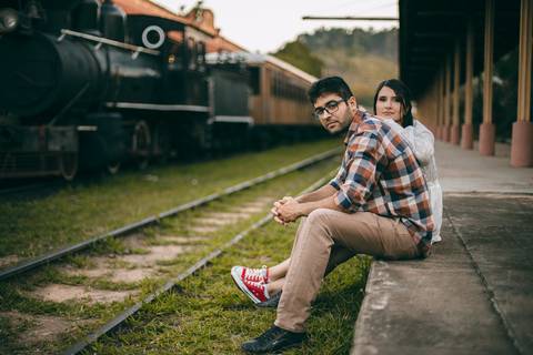 As melhores ideias e inspirações criativas de fotos para ensaio de casamento pré wedding na Maria Fumaça em São Roque - SP'