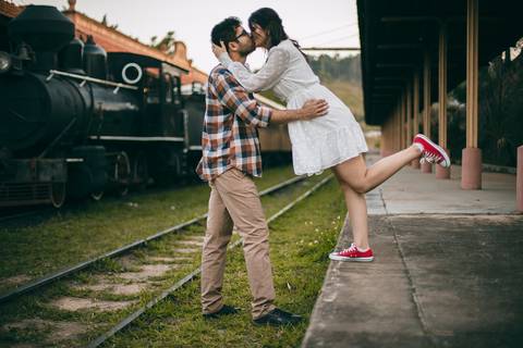 As melhores ideias e inspirações criativas de fotos para ensaio de casamento pré wedding na Maria Fumaça em São Roque - SP'