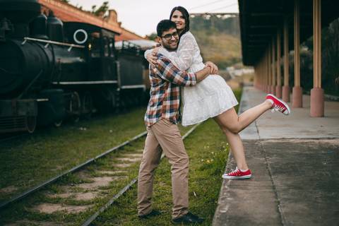 As melhores ideias e inspirações criativas de fotos para ensaio de casamento pré wedding na Maria Fumaça em São Roque - SP'