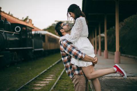 As melhores ideias e inspirações criativas de fotos para ensaio de casamento pré wedding na Maria Fumaça em São Roque - SP'