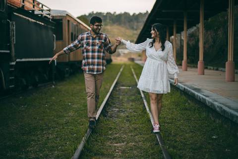 As melhores ideias e inspirações criativas de fotos para ensaio de casamento pré wedding na Maria Fumaça em São Roque - SP'