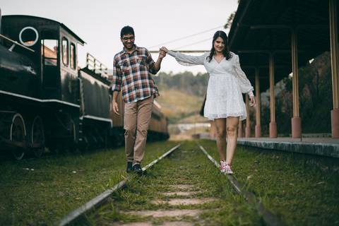 As melhores ideias e inspirações criativas de fotos para ensaio de casamento pré wedding na Maria Fumaça em São Roque - SP'