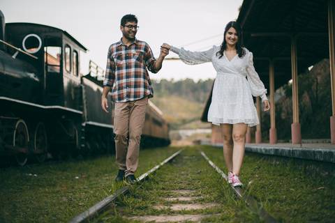 As melhores ideias e inspirações criativas de fotos para ensaio de casamento pré wedding na Maria Fumaça em São Roque - SP'