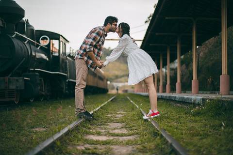 As melhores ideias e inspirações criativas de fotos para ensaio de casamento pré wedding na Maria Fumaça em São Roque - SP'