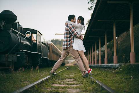 As melhores ideias e inspirações criativas de fotos para ensaio de casamento pré wedding na Maria Fumaça em São Roque - SP'