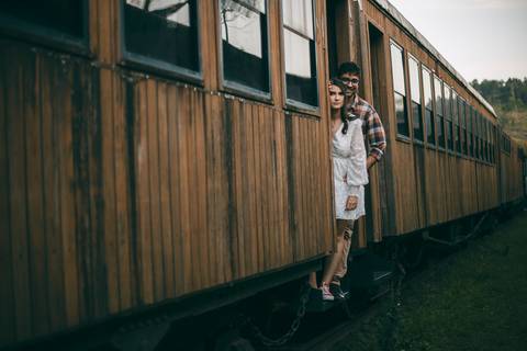 As melhores ideias e inspirações criativas de fotos para ensaio de casamento pré wedding na Maria Fumaça em São Roque - SP'