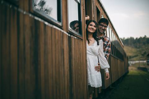 As melhores ideias e inspirações criativas de fotos para ensaio de casamento pré wedding na Maria Fumaça em São Roque - SP'