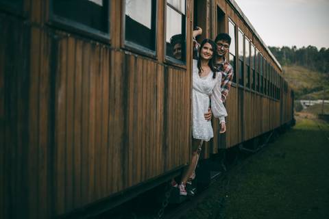 As melhores ideias e inspirações criativas de fotos para ensaio de casamento pré wedding na Maria Fumaça em São Roque - SP'