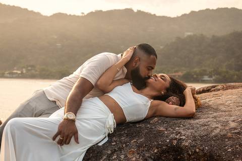 As melhores ideias e inspirações criativas de fotos para ensaio pré wedding na Praia das Conchas - São Paulo'
