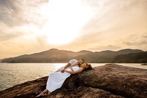 As melhores ideias e inspirações criativas de fotos para ensaio pré wedding na Praia das Conchas - São Paulo'