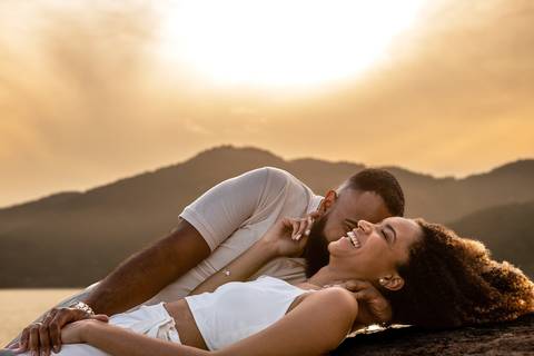 As melhores ideias e inspirações criativas de fotos para ensaio pré wedding na Praia das Conchas - São Paulo'