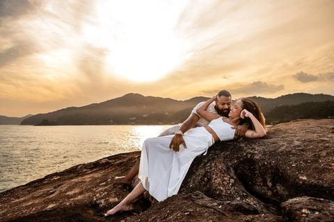 As melhores ideias e inspirações criativas de fotos para ensaio pré wedding na Praia das Conchas - São Paulo'