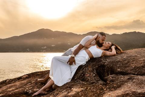 As melhores ideias e inspirações criativas de fotos para ensaio pré wedding na Praia das Conchas - São Paulo'