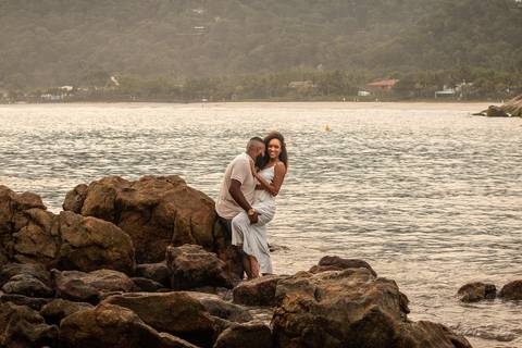 As melhores ideias e inspirações criativas de fotos para ensaio pré wedding na Praia das Conchas - São Paulo'
