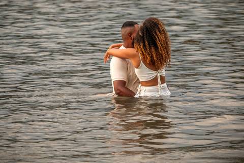 As melhores ideias e inspirações criativas de fotos para ensaio pré wedding na Praia das Conchas - São Paulo'