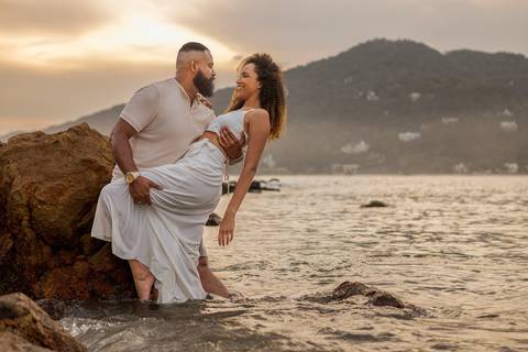 As melhores ideias e inspirações criativas de fotos para ensaio pré wedding na Praia das Conchas - São Paulo'