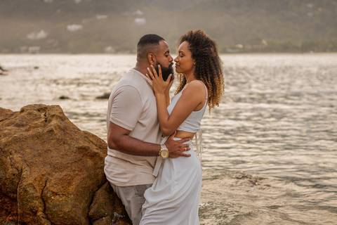 As melhores ideias e inspirações criativas de fotos para ensaio pré wedding na Praia das Conchas - São Paulo'